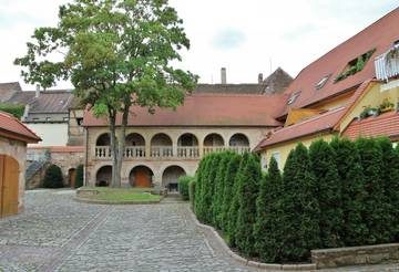 Innenhof mit Arkaden