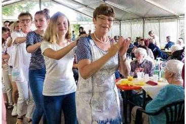 Beisammensein mit Musik, Eis und Bowle