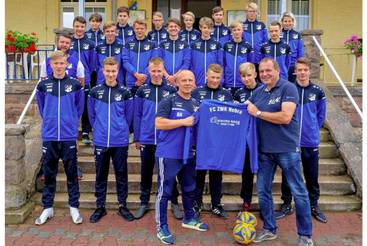 Neue Trainingsanzüge für Talente des FC ZWK