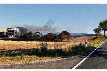 Lkw brennt, später auch das Feld